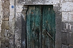 eski-ev-kapisi-kimler-geldi-gecti